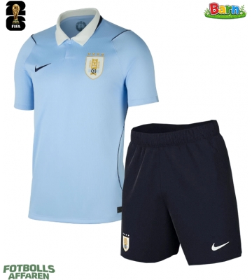 Uruguay Hemmaställ Barn VM 2026 Kortärmad (+ Korta byxor)